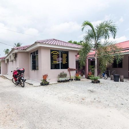 Kampung Guest House パンタイ・サナング エクステリア 写真